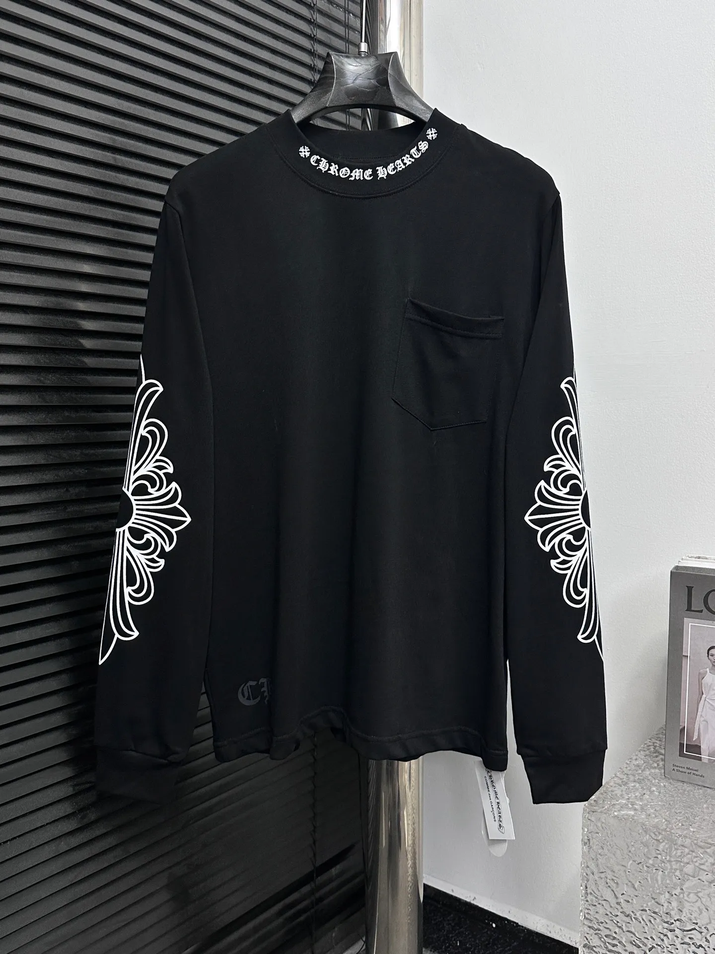 🅿️230 [Come Hearts] Crow Heart Graffiti Letters Limited Sanskrit Printed Long Sleeves, High Weight Threads on Collar and Cuffs, Custom Weaved and Dyed 280g Double Yarn Pure Cotton Fabric, Washed Anti-Counterfeiting Tags and other auxiliary labels are all correct versions, super conspicuous, super pretty, super stylish, same style for men and women! The overall upper body highlights fashion and individuality, and when worn together by a couple, it is a recommended T-shirt by the Street Ace!! Same style for men and women Size: XS-L